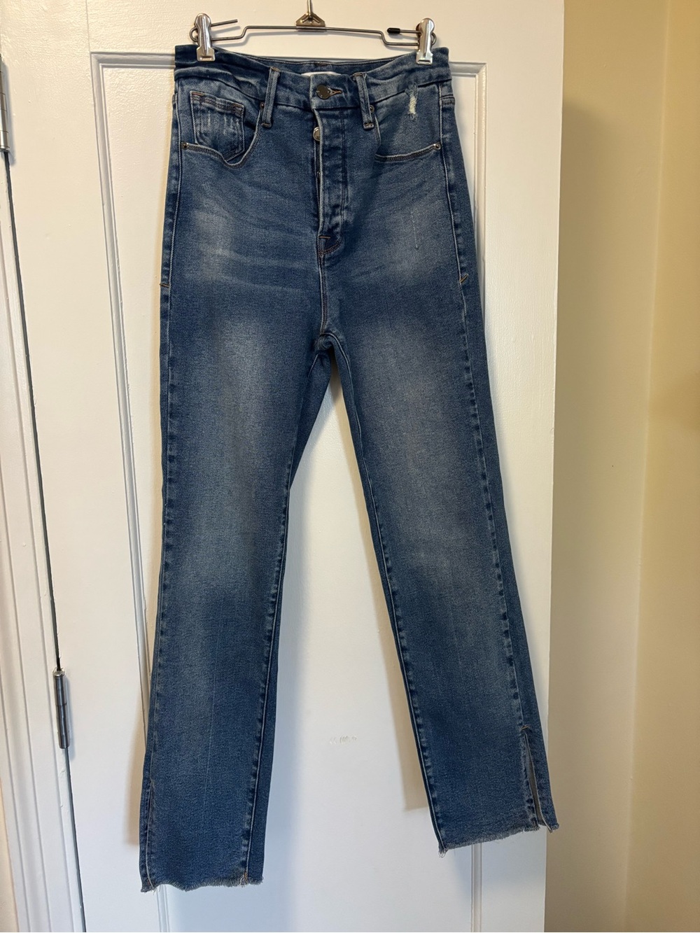 Good American Slim Straight Jeans in Faded Blue Wash